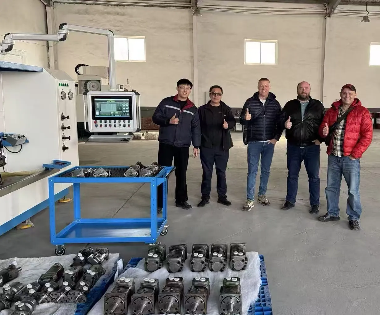 Clientes russos visitaram a fábrica de motores hidráulicos Yushan em Qingdao para inspeção e troca de opiniões.